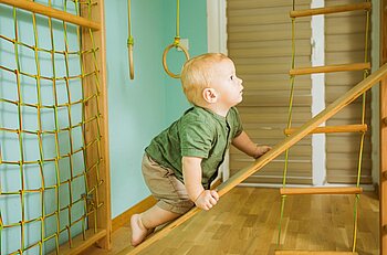 Peuter op kruiphelling