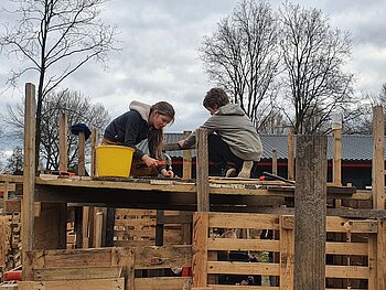 Kinderen die aan een hut bouwen