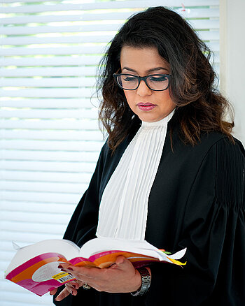 Advocaat kijkt in wetboek