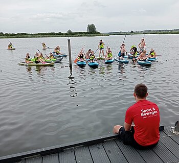 mensen aan het suppen